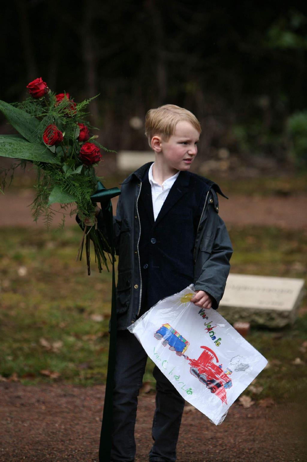 Foto: Charlie Meijer 7 jaar, voor het graf van zijn oud oom Johnny van 6 jaar. Johnny werd doodgeschoten in de Tweede Wereldoorlog, omdat hij Joods was.