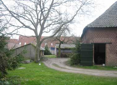 De boerderij en het erf vormen een fraai ensemble met