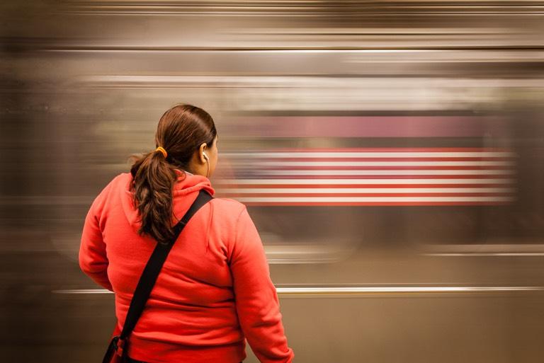 In bovenstaande foto zit de dynamiek in de voorbijrazende metro. In werkelijkheid gaat de metro niet zo snel als het lijkt, maar juist door de wat langere sluitertijd lijkt het heel wat.