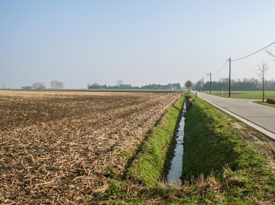 Grachten Afwateringen die niet het officiële statuut van waterloop hebben, noemen we grachten.