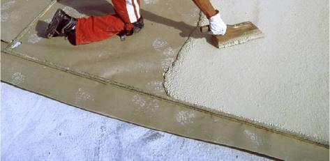 gewenste hoogte af te werken. Het gietasfalt wordt handmatig verwerkt met trekkers (planken met een steel) of (houten strijk)spanen.