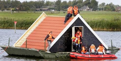 Denk je dat het nuttig is dat er een oefening met een overstromingsramp wordt uitgevoerd? Leg uit waarom je dat vindt. Figuur 1: Artikel in de krant over een oefening met een overstromingsramp.