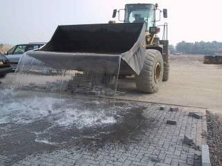 Waterbergende weg: De sloot onder de bestrating Wat kunt u doen met hemelwater als ruimte voor open water (te) kostbaar of schaars is?