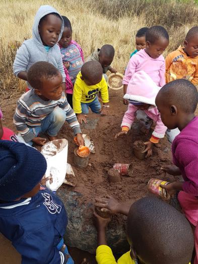 Overzicht projecten Khulakahle Creche Nseleni (Kw azulu-natal) Begeleiding van de teacher, introductiecursus in Early Child Developing zodat zij zelfverzekerd de kinderen kan begeleiden en hun ook