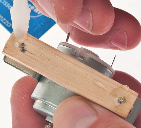 Bouwbeschrijving 5. Steek de messing draad (120 mm) in het pijpje (4) en controleer of dit makkelijk kan draaien.