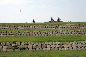 Maasboulevard: Maaspark Maaspark Tussen de jachthaven en de Maas ligt een schiereiland dat is