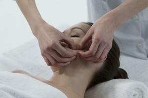 Bindweefsel op het gelaat of op de rug Bindweefsel voor het gezicht is een intensieve behandeling. Sommige mensen kunnen het als pijnlijk ervaren.