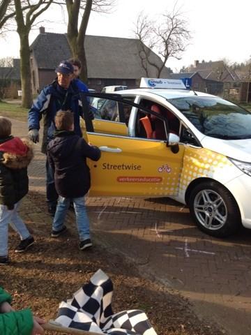 weer op. De kinderen hebben zich in een korte tijd ontwikkeld tot echte toneelspelers. Het was een heel karwei om de rollen in te studeren.