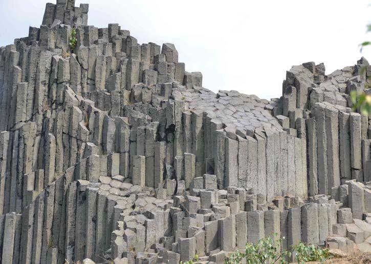 Basalt als inrichtingselement Binnen het plan worden enkele keermuurtjes uitgevoerd in basalt.