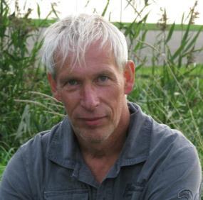 Amelandkenner bij uitstek Ecologie, vogels, duinvalleien en spijkermetingen Johan Krol (1958) is de enige onderzoeker die op Ameland woont.