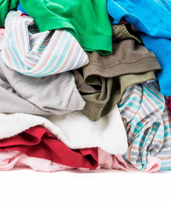 Textiel U kunt uw textiel en schoenen in gesloten plastic zakken in de textielcontainers deponeren. Textiel wordt ook regelmatig huis-aan-huis ingezameld.