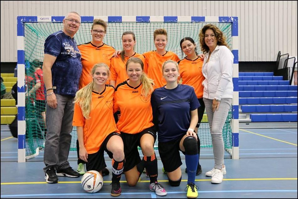 Dames Zaalvoetbalcompetitie 2017-2018 van KNDSB. De 1 ste ronde werd gespeeld op zondag 8 oktober in Leek.
