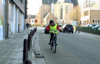 Fotovraag 101453 Vraag: Je krijgt telefoon terwijl je aan het fietsen bent. Wat doe je?