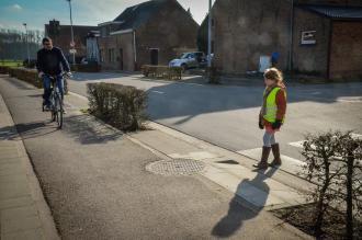 Fotovraag 101419 Vraag: Je bent aan het oversteken en ziet dat een fietser jouw pad gaat kruisen. Wie moet er hier wachten en voorrang verlenen?