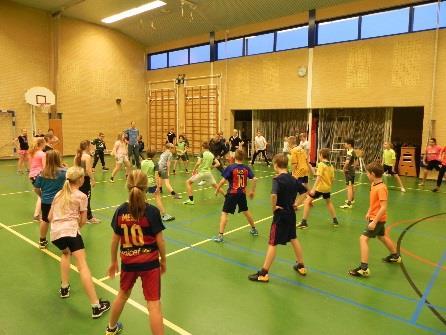 Nieuws uit groep 7 en 8. Woensdag was de tweede loopclinic ter voorbereiding op de AaldenRondomme. Een behoorlijk pittige training zo vroeg op de ochtend. (8.