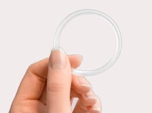 Vaginale ring Wat is het? De ring is een buigzame kunststof die je in je vagina draagt. De ring geeft hormonen af aan je lichaam, daarmee ben je één maand beschermd tegen zwangerschap.