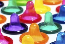 Mannencondoom Wat is het? Een (mannen)condoom is een elastisch hoesje, meestal van dun rubber, dat je om de stijve penis doet. Het condoom vangt het sperma op en beschermt zo tegen een zwangerschap.