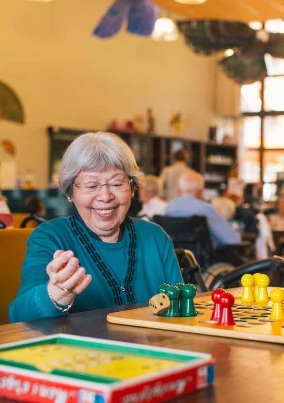 Bewoners waarderen het als er speciaal iemand is die ze enthousiasmeert en stimuleert naar de activiteiten te gaan en hen helpt naar en op de plek van de activiteit.