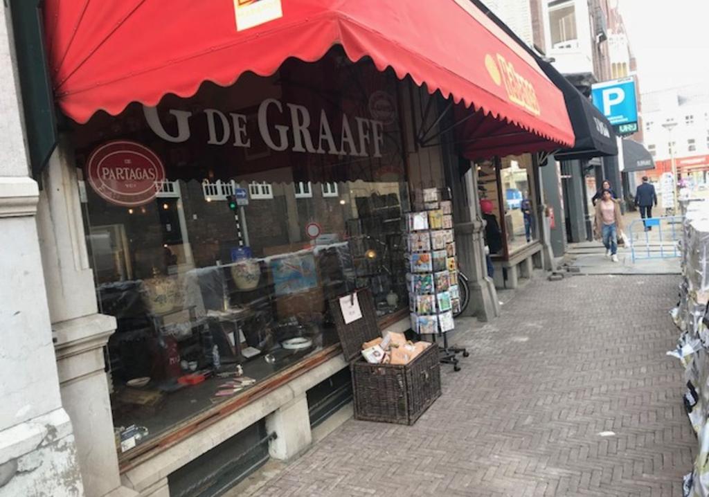 Omgevingsfactoren Het pand is gelegen in het oude centrum van Den Haag. In het historisch centrum, het 'Hofkwartier', bevindt zich deze gezellige winkelstraat.