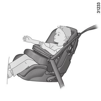 Kies een omhullend zitje voor een betere bescherming opzij en vervang het zodra het hoofd van het kind boven het kuipzitje uitsteekt.