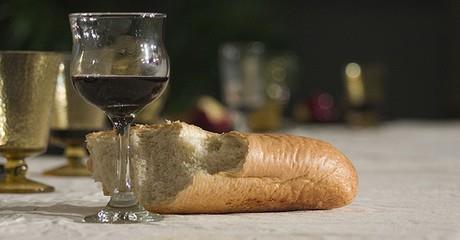Viering Heilig avondmaal Viering Bij het brood: Het brood dat we breken, maakt ons één met het lichaam van Christus.