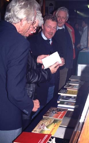 Links: Groot was de belangstelling voor de voorbezichting van de boeken voor de boekenveiling.