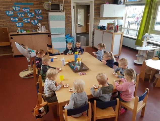 maken lekkere taartjes van eierkoek en slagroom en eetbare