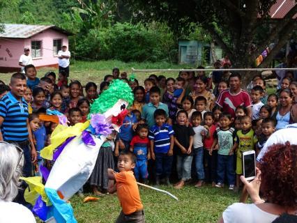 Frank van Rijn en ambassadeur Jan Hendriks delen oorkondes uit Dolle pret met de piñata Bezoek aan bestaand project We bezochten Sierra de Chama, het dorp waar in 2015 het waterleidingsysteem is