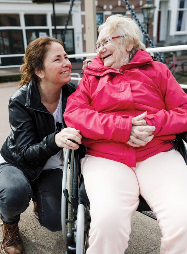 NIET BANG VOOR RISICO S LENIE & MARIEKE Lenie (85) woont in haar eigen appartement in woonlocatie De Oude Vest in Leiden. Het is gezellig ingericht met veel roze, foto s, poppen en poezen.