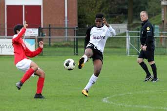 Foto: Benjamin van der Bijl soleert tussen de Reekse verdediging door maar komt net als zijn ploeggenoten niet tot scoren. Omdat er wel één inprikte, verloor de JO13-2 met 0-1.