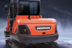 DOOSAN DX55 hydraulische graafmachine: een nieuw model met innovatieve kenmerken De nieuwe DX55 ( zero tail