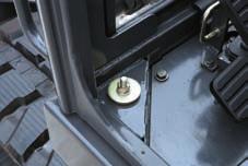 Stroomregelingsysteem giek en arm Reservepoort (klep) Cabine & interieur Op rubber steunen gemonteerde cabine Airconditioning Airco filter Verstelbare, geveerde stoel met verstelbare