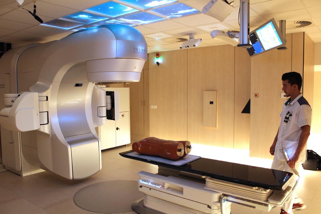 Die omhelst enerzijds de voorbereiding (maken van bestralingsmasker, CT-simulatie en MR-scan) en anderzijds de eigenlijke bestraling.