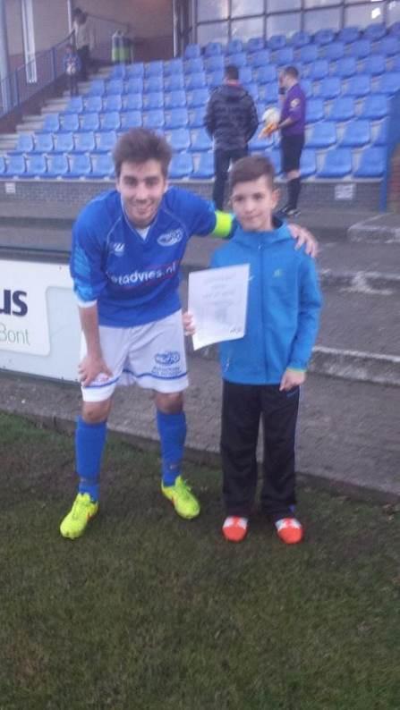 Aanvoerder Jelle Albers en Pupil van de Week Ty Op maandag 6 april (Paasmaandag) was Dylan van de Wetering Pupil van de Week bij de wedstrijd Juliana 1 tegen SES 1. Hier is het verslag van Dylan.