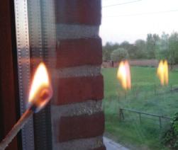 Wanneer één van de weerkaatste vlammen een andere kleur vertoont, is er een metaallaa aanebracht op de overeenstemmende zijde van de ruit en betreft het een hoorendementsbelazin.