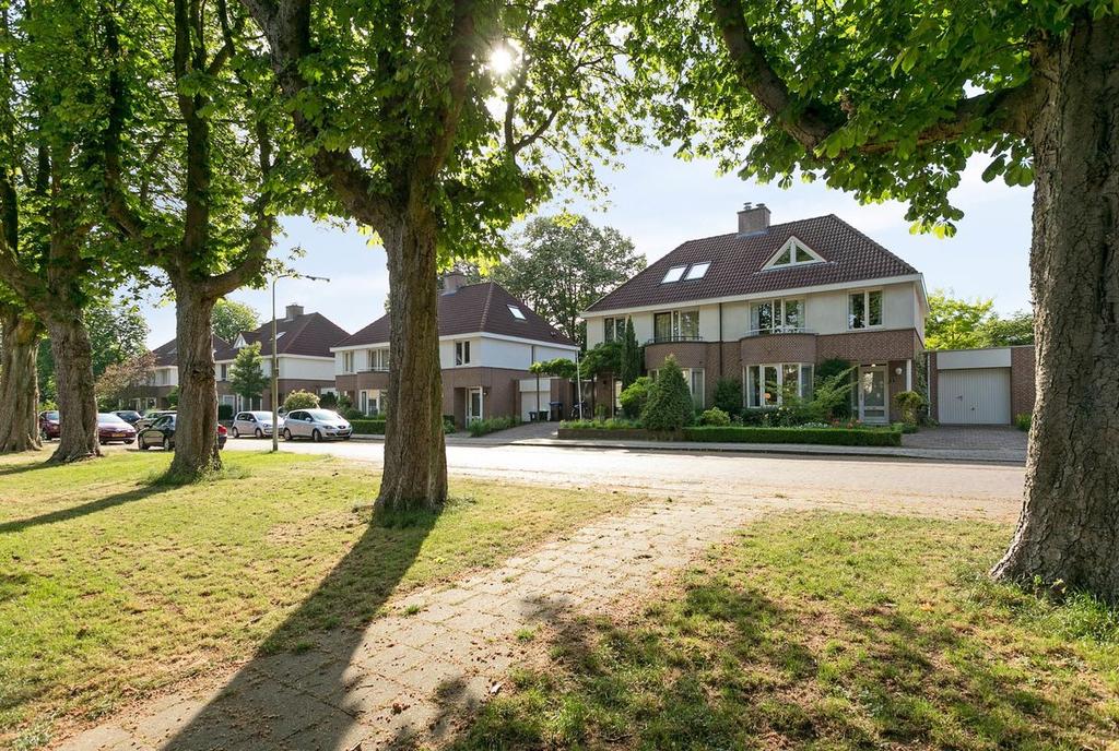 Omschrijving Prachtig gelegen in Nijmegen Oost ligt deze praktische helft van een dubbel woonhuis voorzien van een aangebouwde garage/berging en een besloten natuurlijke