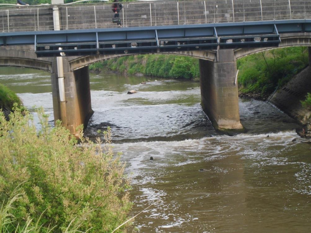 Figuur 3 Zicht op de brug van Diest bij het basisdebiet van5,73 m³/s. Onderaan zijn de contouren van de bodemplaat zichtbaar.