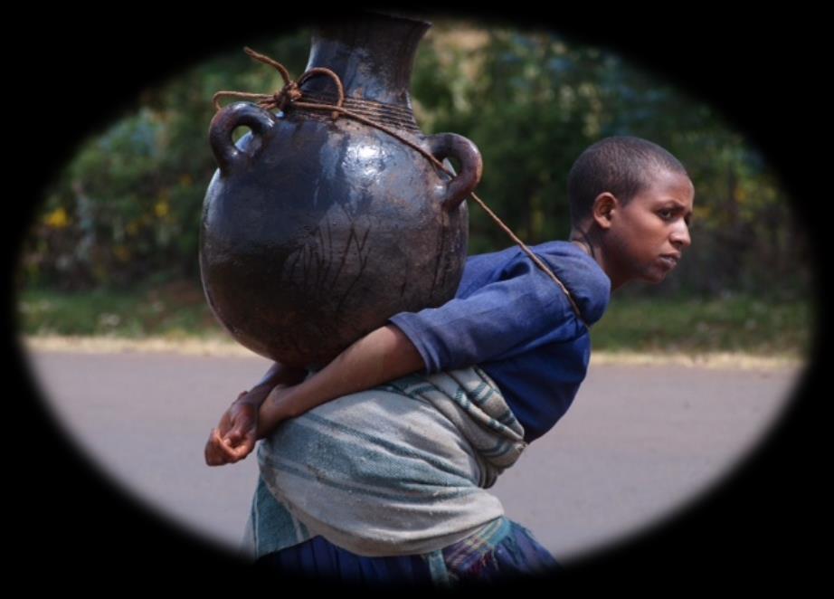 Veel vrouwen en kinderen in Kobastil in Ethiopië moeten elke dag uren lopen om water te halen. Rugklachten en miskramen zijn vaak het gevolg van deze dagelijks terugkerende zware last.
