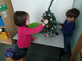 Er stond een hele grote kerstboom in onze poppenhoek en heel de klas was versierd.