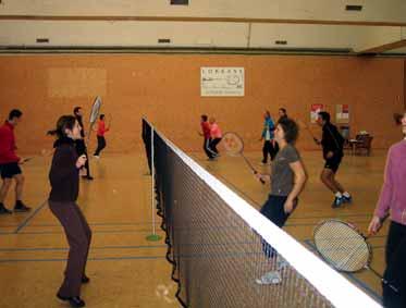 INE DE CLERCK Badminton FUNdamentals op school NIEUW! In deze bijscholing leer je wat de typische badminton-fundamentals zijn: grepen, slaghoudingen, slagen, voetenwerk.