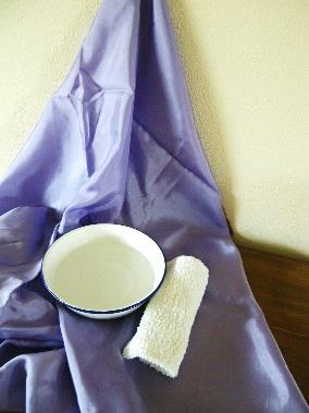 Voordat Jezus met zijn leerlingen het Pesachmaal gaat vieren, wast Hij hun voeten. De kom met een handdoek.
