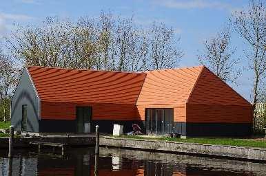 Renovatie en uitbreiding vv Oranje Zwart Wanneperveen Ook in Wanneperveen bij vv Oranje Zwart is de kleedaccommodatie in 2016 op NOC*NSF niveau gebracht.