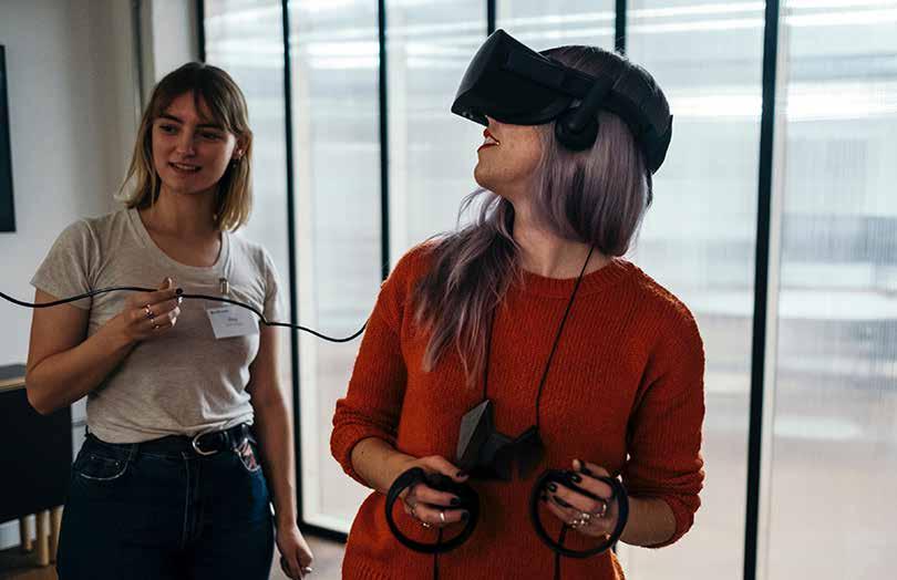 10 11 Virtual reality is de laatste tijd een hot topic, er zijn inmiddels tientallen commercieel verkrijgbare VR headsets beschikbaar en de toepassingen worden naast entertainment ook steeds breder.