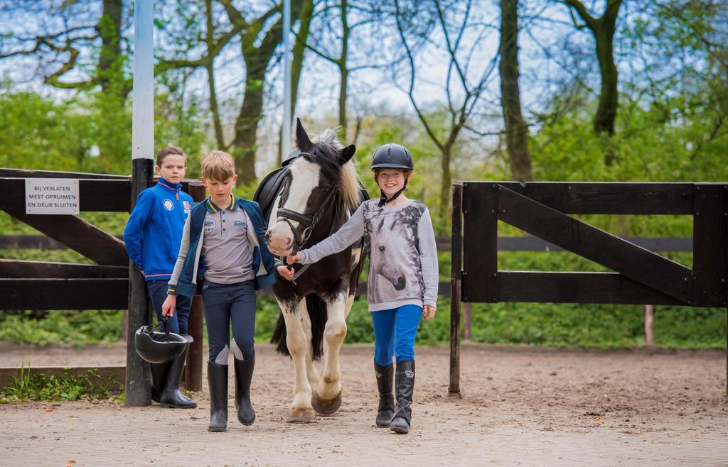 HET KNHS YOUNG LEADERS PROGRAM LEERT KINDEREN: het vermogen leiding te geven het vermogen te initiëren het vermogen te motiveren het vermogen verantwoordelijkheid te dragen het vermogen