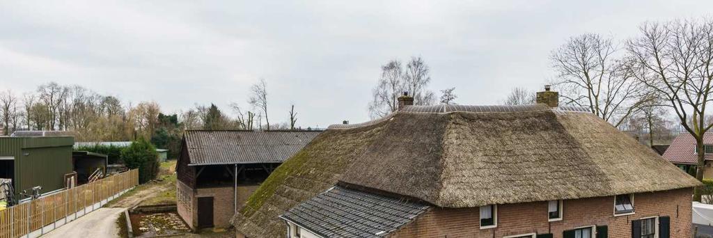 Meteren Den Bommel 12 Authentieke met riet gedekte half vrijstaande boerderij met veel bijgebouwen