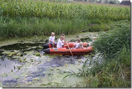 Op de Feartswâl werd er bootje gevaren om iets lekkers uit een emmer te halen die iets verderop aan een paal hing.