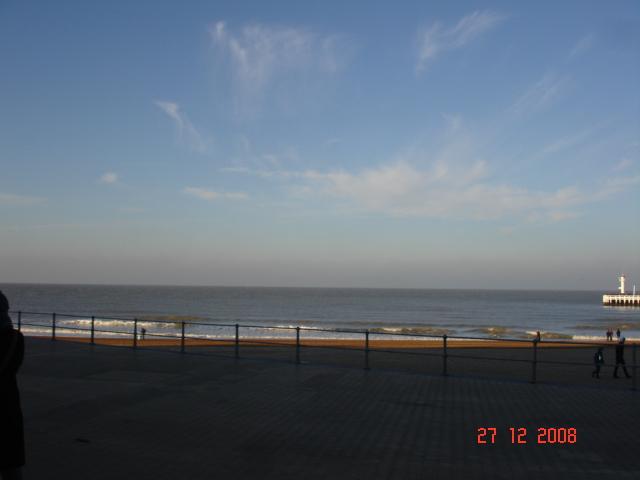 Noordzee gezien vanaf de Albert I-Promenade Westerstaketsel uitstekend in zee