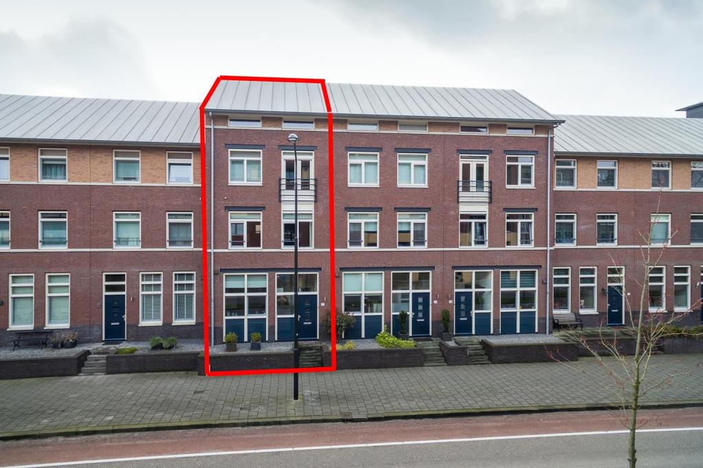 Uden, Koopmanstraat 12 In hartje centrum gelegen, royaal en verrassend ingedeelde moderne, luxe stadswoning met ruime garage, twee extra parkeerplaatsen, vijf slaapkamers, groot dakterras en