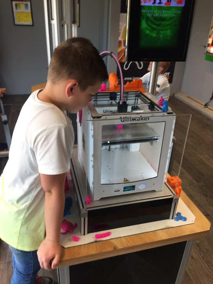 Er was ook een 3D-printer waar ze bezig waren om een plastic puppy te maken dat duurde 45 min, er werd ook een robot maken dat duurde 5 uur.