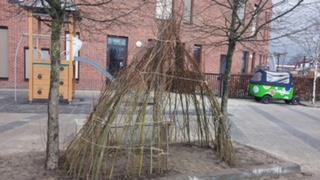 We willen jullie daarom vragen om te wachten met de school binnengaan tot 8.20 uur. Ook de kinderen van de MB en BB kunnen dan altijd pas naar binnen, omdat hun ingang tot die tijd op slot zit.